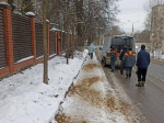 Скользкие подходы к Троице-Тихвинской церкви в Дмитрове обработали песком по просьбе жителей