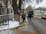 Скользкие подходы к Троице-Тихвинской церкви в Дмитрове обработали песком по просьбе жителей