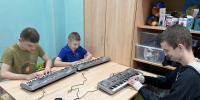Юных дмитровчан с ОВЗ учат играть на музыкальных инструментах - Regions.Ru